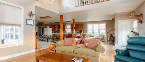 Smart TV, chimenea y libros