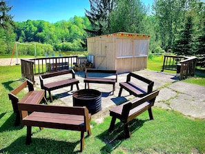 Courtyard - Benzonia Rustic Resort (Benzonia)