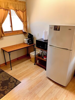 Studio | Individually furnished, free WiFi, bed sheets - Benzonia Rustic Resort (Benzonia)