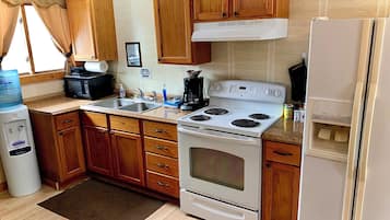 Deluxe Suite | Private kitchen | Full-size fridge, microwave, oven, stovetop