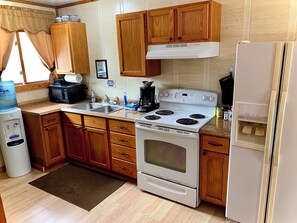 Deluxe Suite | Private kitchen | Full-size fridge, microwave, oven, stovetop