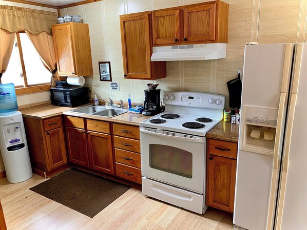 Deluxe Suite | Private kitchen | Full-sized fridge, microwave, oven, stovetop - Benzonia Rustic Resort (Benzonia)