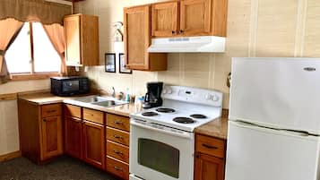 Deluxe Suite | Private kitchen | Full-sized fridge, microwave, oven, stovetop