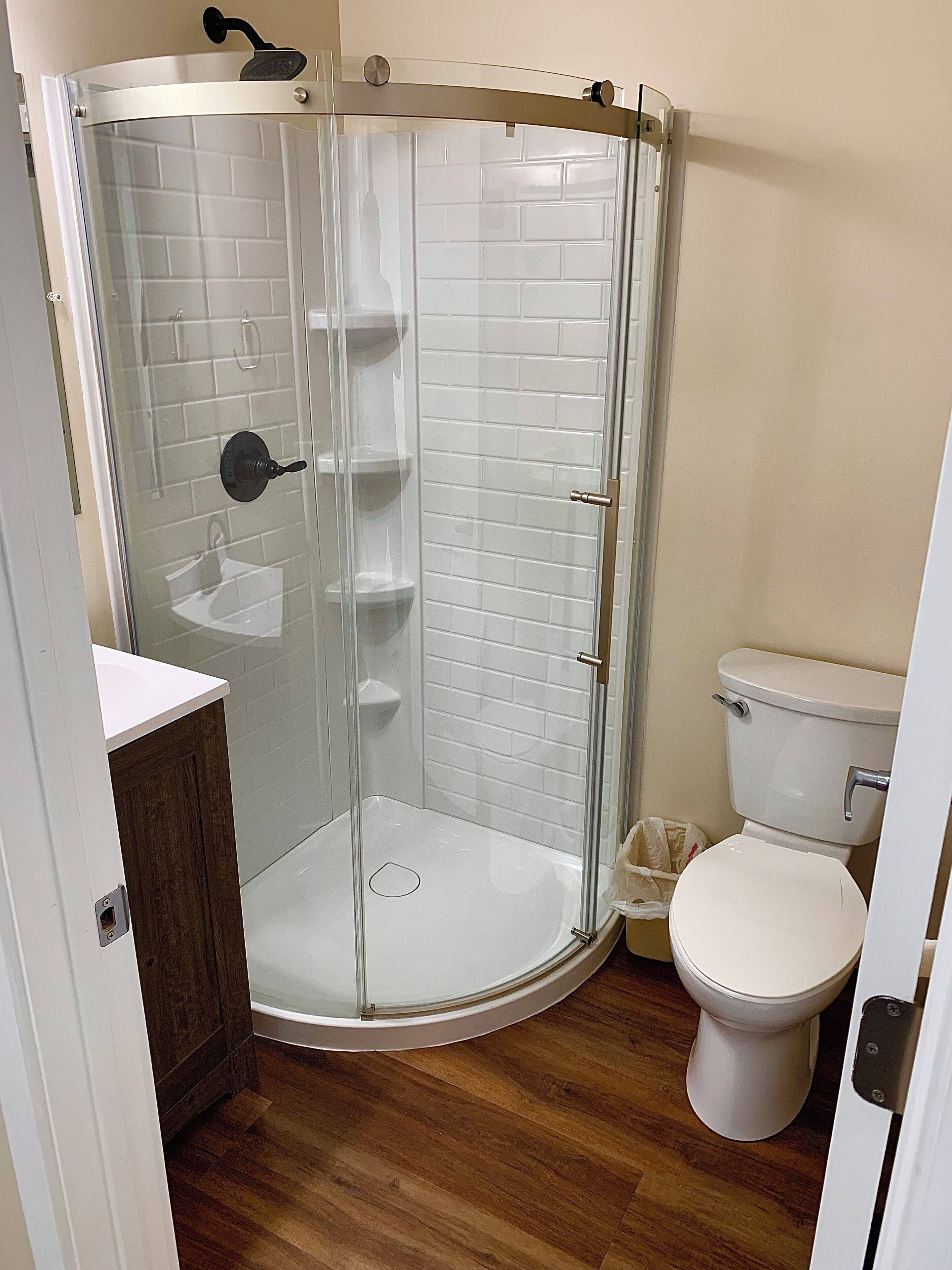 Ein Badezimmer mit Duschkabine, Toilette und Waschbecken.