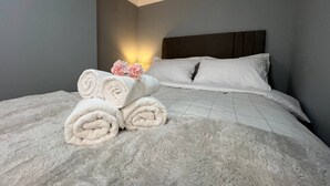 Apartment - Modern with Stylish Terrace (London)