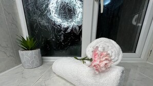 Apartment | Bathroom - Modern with Stylish Terrace (London)