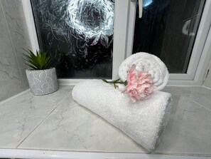 Apartment | Badezimmer | Duschwanne, Haartrockner, Handtücher