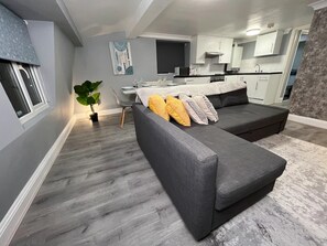 Apartment | Wohnbereich | 55-Zoll-Smart-TV mit Digitalempfang