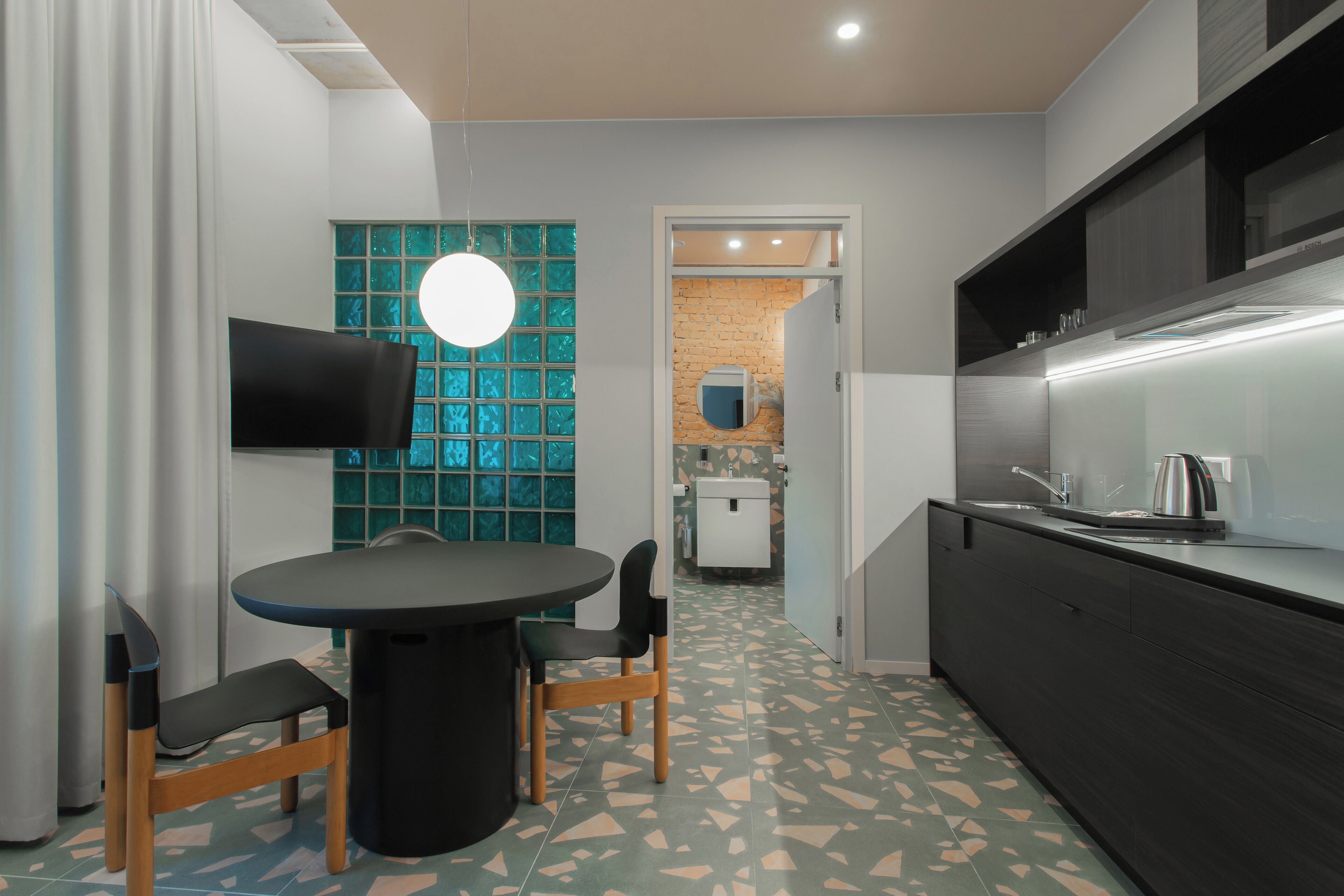 Premium-huoneisto | Yksityinen keittiö | Jääkaappi, mikroaaltouuni, liesi, keittoastiat/astiat/ruokailuvälineet