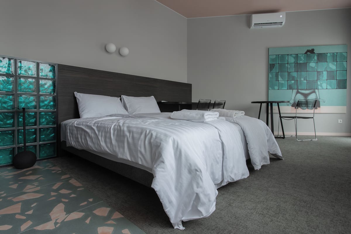 Design Apartment | 1 bedroom, blackout curtains, iron/ironing board, free WiFi