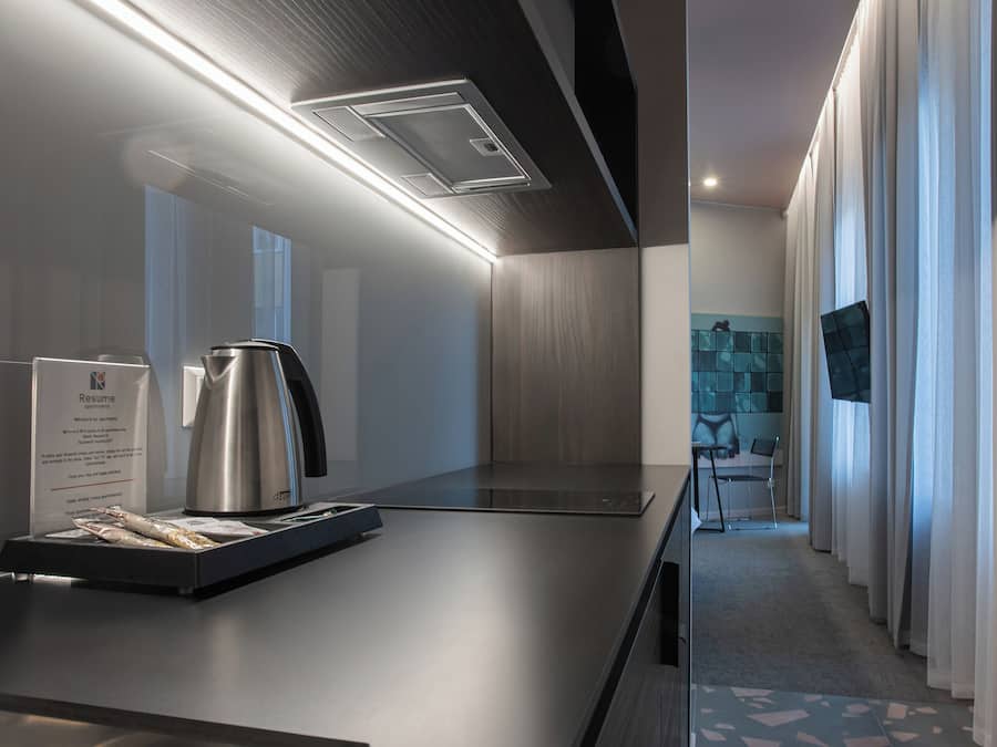 Køleskab, mikrobølgeovn, kogeplade, køkkentøj/tallerkener/redskaber