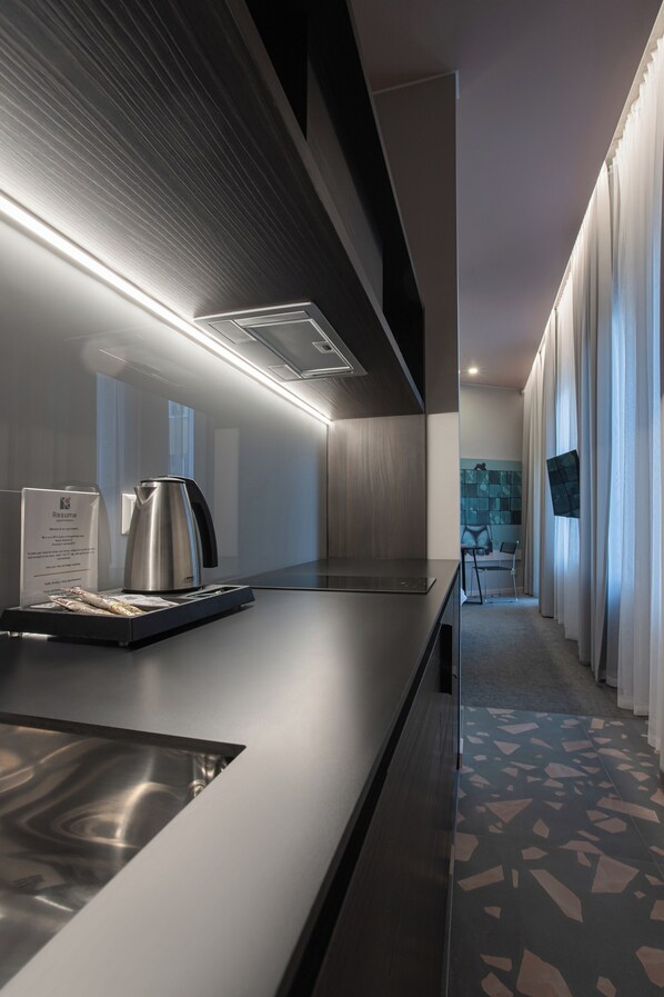 Refrigerador, microondas, placa de cocina, utensilios de cocina