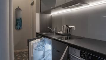 Design-Zimmer | Eigene Kochnische | Kühlschrank, Mikrowelle, Herdplatte, Kochgeschirr/Geschirr/Besteck