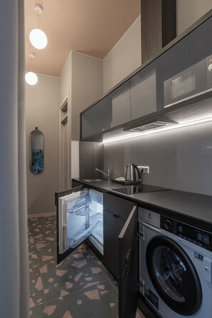 Habitación de diseño | Cocina básica privada | Frigorífico, microondas, placa de cocina y utensilios de cocina