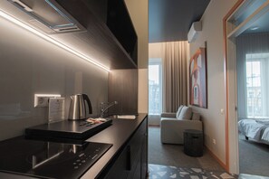 Refrigerador, microondas, placa de cocina, utensilios de cocina