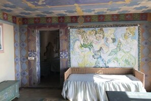 3 sovrum, skrivbord, strykjärn/strykbräda och resesäng