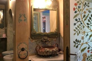 Ducha, artículos de tocador gratuitos, secador de pelo, bidet