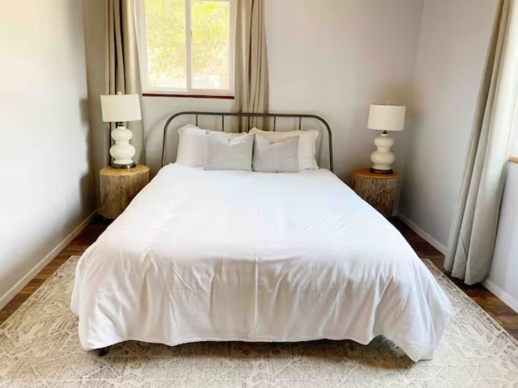 3 habitaciones, tabla de planchar con plancha, wifi y ropa de cama 