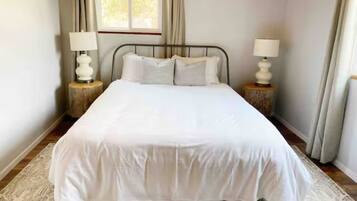 3 habitaciones, tabla de planchar con plancha, wifi y ropa de cama