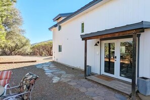Exterior - Cozy Woodworker's Cabin, 26 miles to Yosemite! (Midpines)
