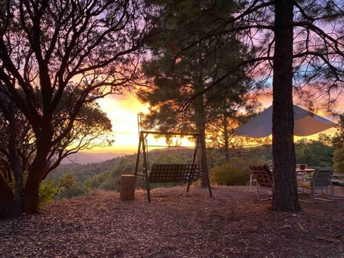 Cozy Woodworker's Cabin, 26 miles to Yosemite!