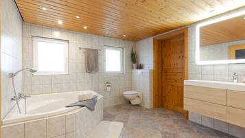 Haartrockner, Handtücher, Seife, Toilettenpapier