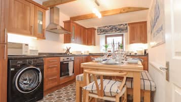 غسالة أطباق، غلّاية كهربائية، محمصة خبز، مستلزمات طهي/أطباق/أوعية