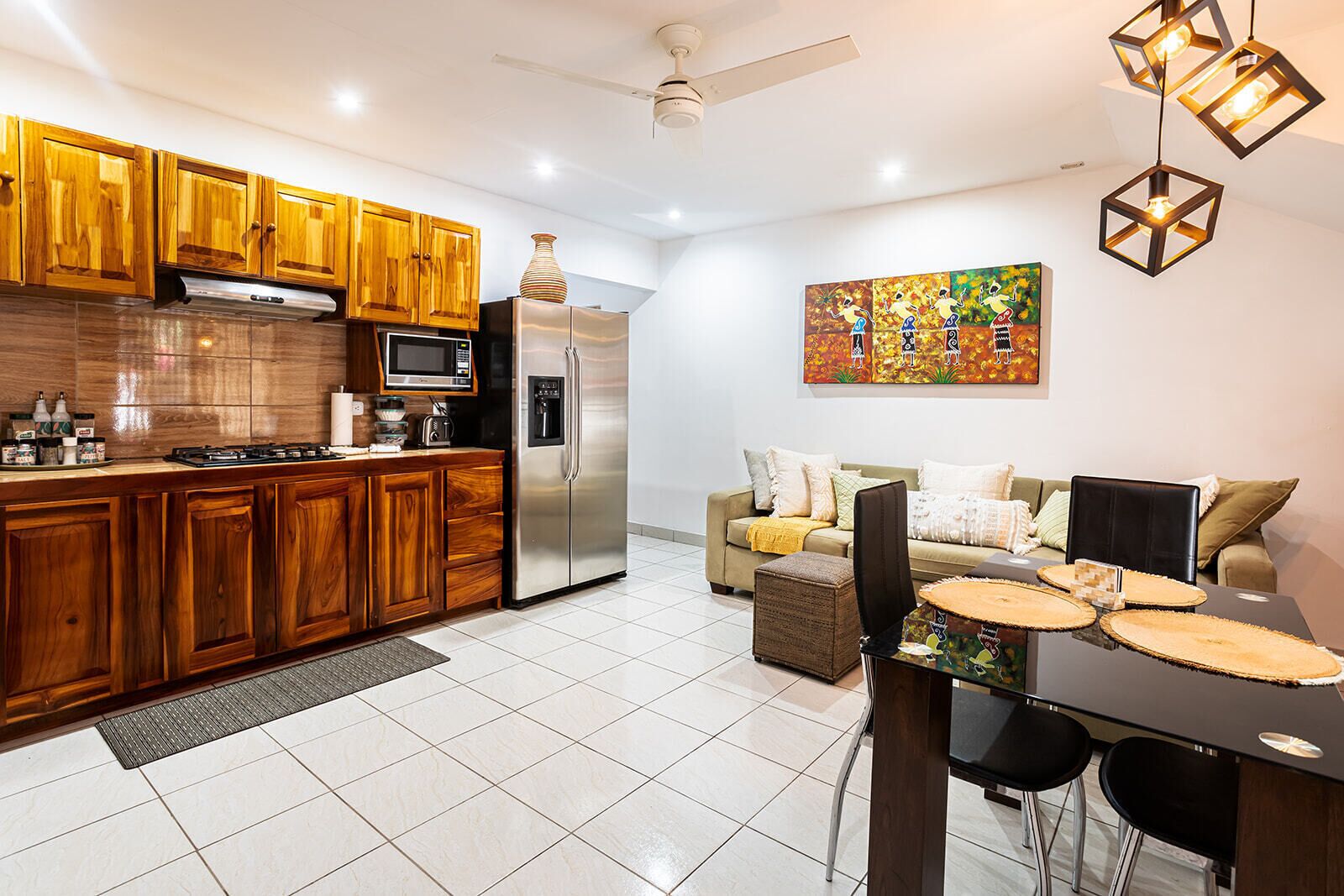 Réfrigérateur, micro-ondes, plaque de cuisson, cafetière/bouilloire