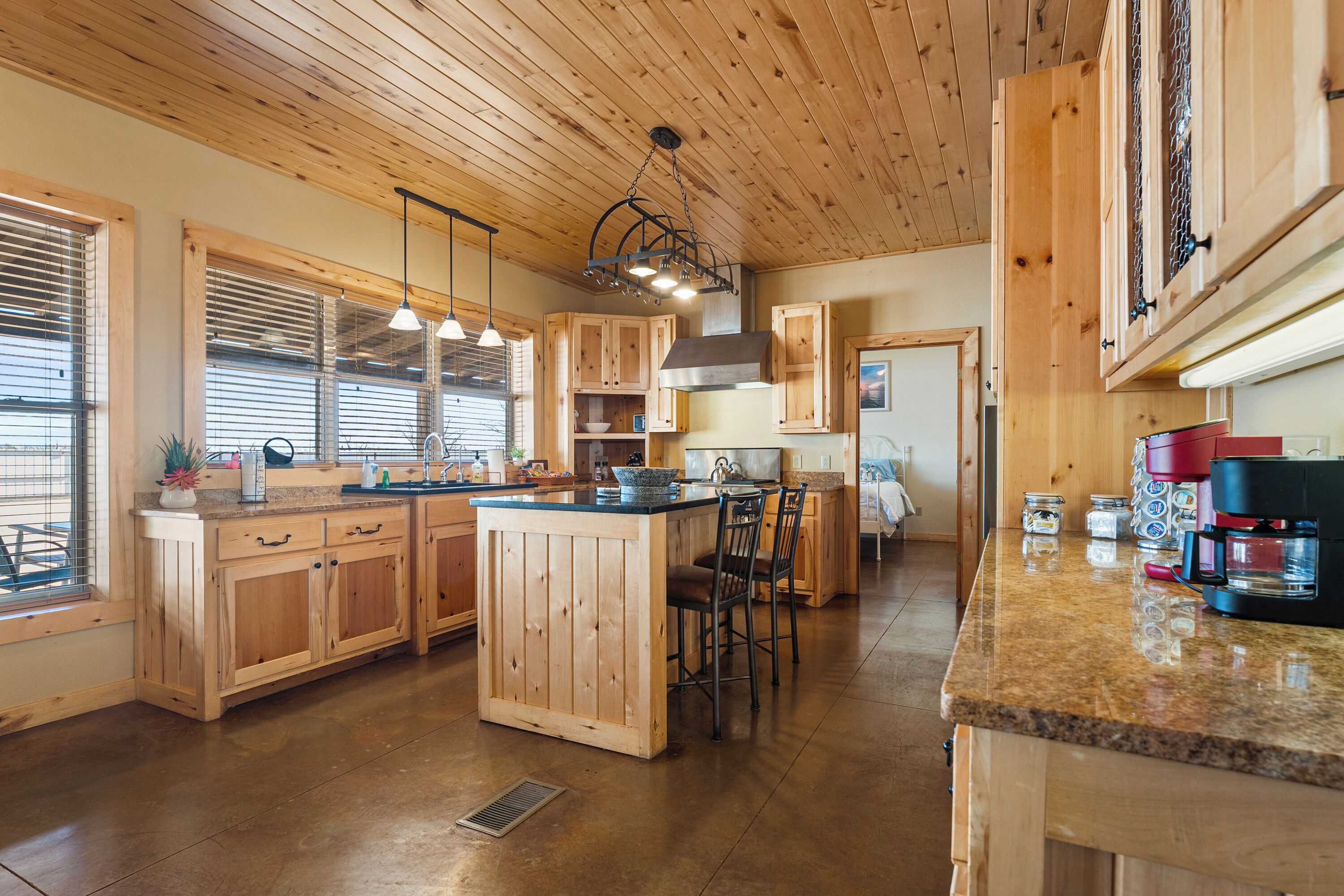 Utensilios de cocina y toallas de papel 