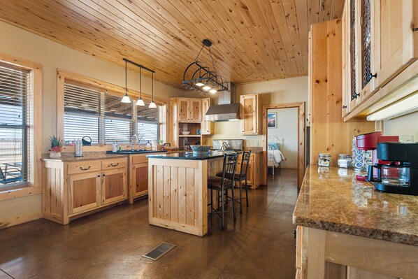 Cookware/dishes/utensils, paper towels