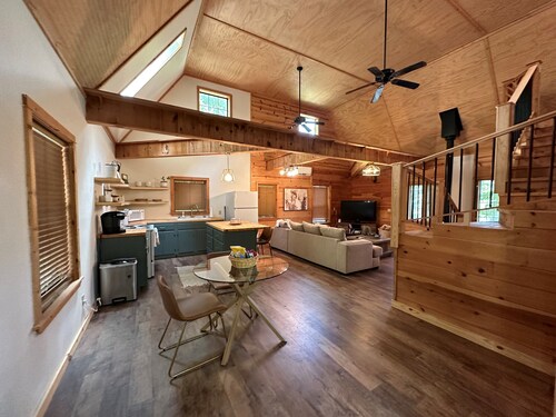 Cozy cabin located on private drive on 40 acre Ranch!