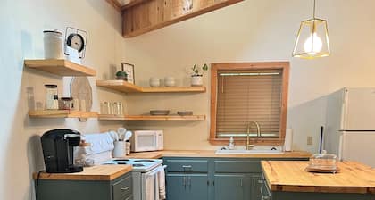 Cozy cabin located on private drive on 40 acre Ranch!