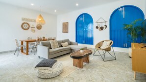 Un salon moderne avec un canapé, une table basse et un coin repas.