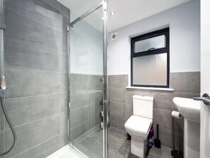 Douche, sèche-cheveux, serviettes fournies, savon