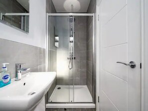 Dusche, Haartrockner, Handtücher, Seife