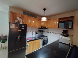 Microwave, coffee/tea maker, blender, cookware/dishes/utensils - Hospedaje Juanito (Punta Hermosa)