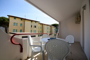 Outdoor dining - Flat with luminous balcony in Bibione Pineda (Bibione Pineda)