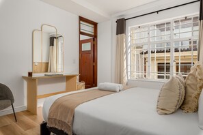 1 bedroom, in-room safe, iron/ironing board, WiFi - Stylish Boho-Chic Apt in Heart of Market Square (Cape Town)