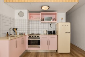 Fridge, microwave, oven, coffee/tea maker - Stylish Boho-Chic Apt in Heart of Market Square (Cape Town)
