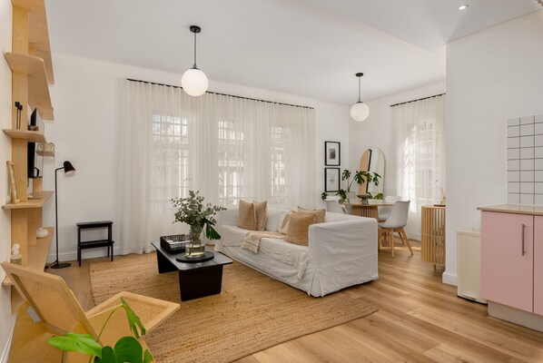 TV - Stylish Boho-Chic Apt in Heart of Market Square (Cape Town)