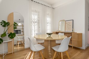 Dining - Stylish Boho-Chic Apt in Heart of Market Square (Cape Town)