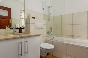 Hair dryer, towels, soap, shampoo - Stylish Boho-Chic Apt in Heart of Market Square (Cape Town)
