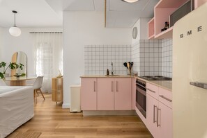 Fridge, microwave, oven, coffee/tea maker
