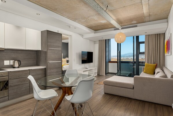 TV - Modern 1 Bedroom Apartment in Century City (Century City)