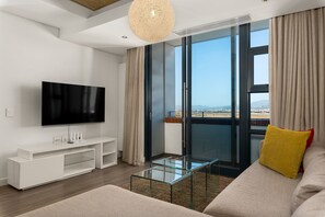 TV - Modern 1 Bedroom Apartment in Century City (Century City)