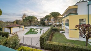 Ein Wohnhaus mit Innenhof, kleinem Pool und gepflegtem Garten.