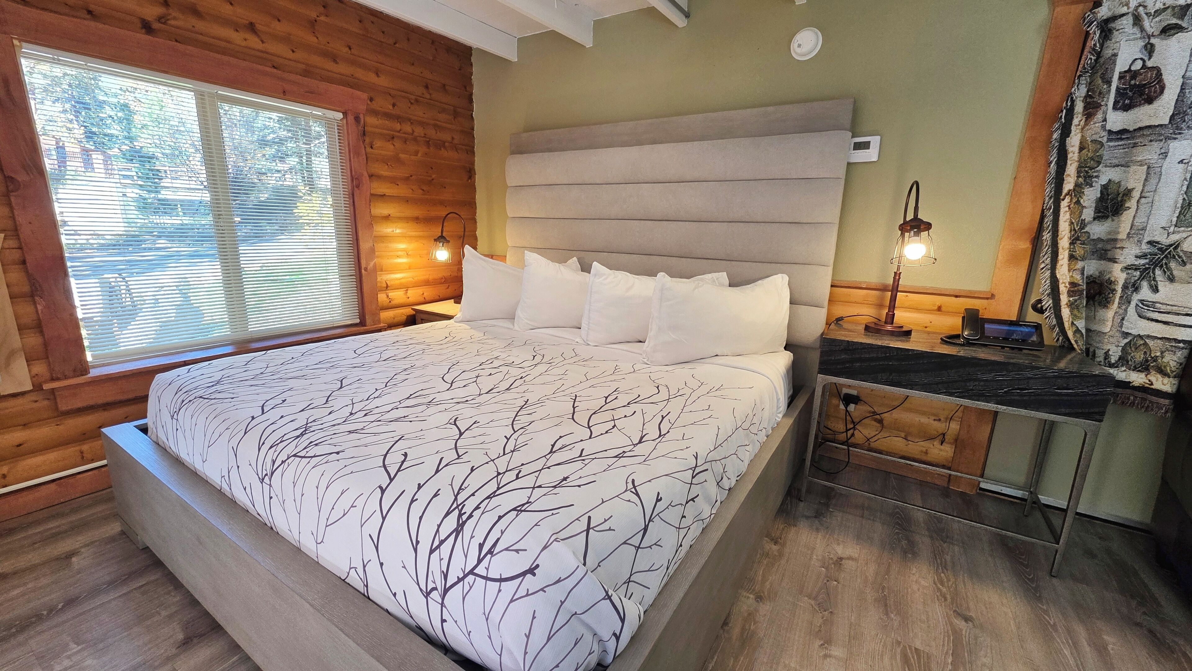 Cottage Deluxe, bain à remous, vue fleuve | Décoration personnalisée, ameublement personnalisé, rideaux occultants