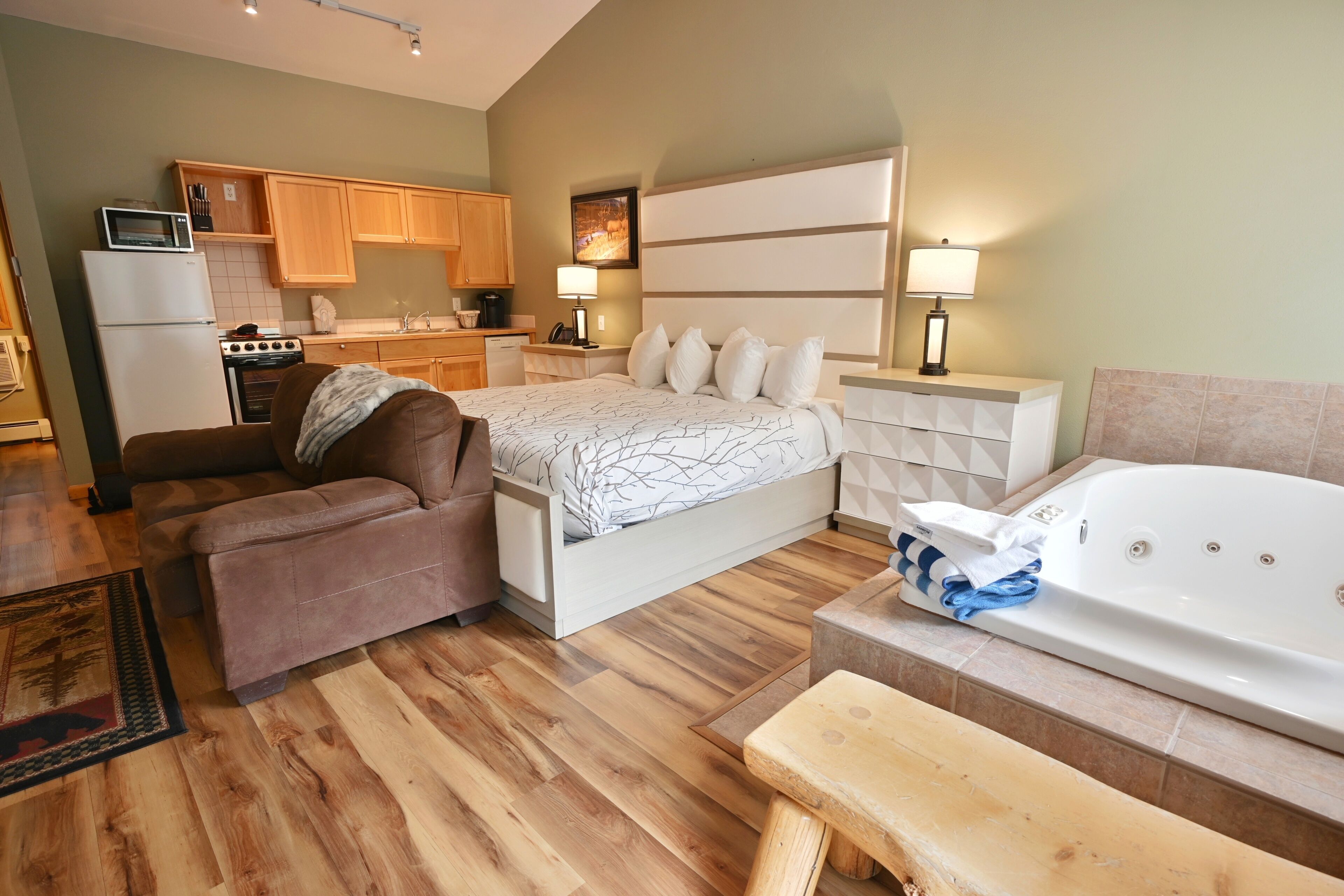 Signature Studio Suite, Jetted Tub, River View | Individually decorated, individually furnished, blackout curtains