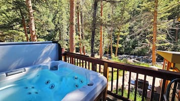 Deluxe-Studiosuite, Whirlpool | Blick auf das Wasser