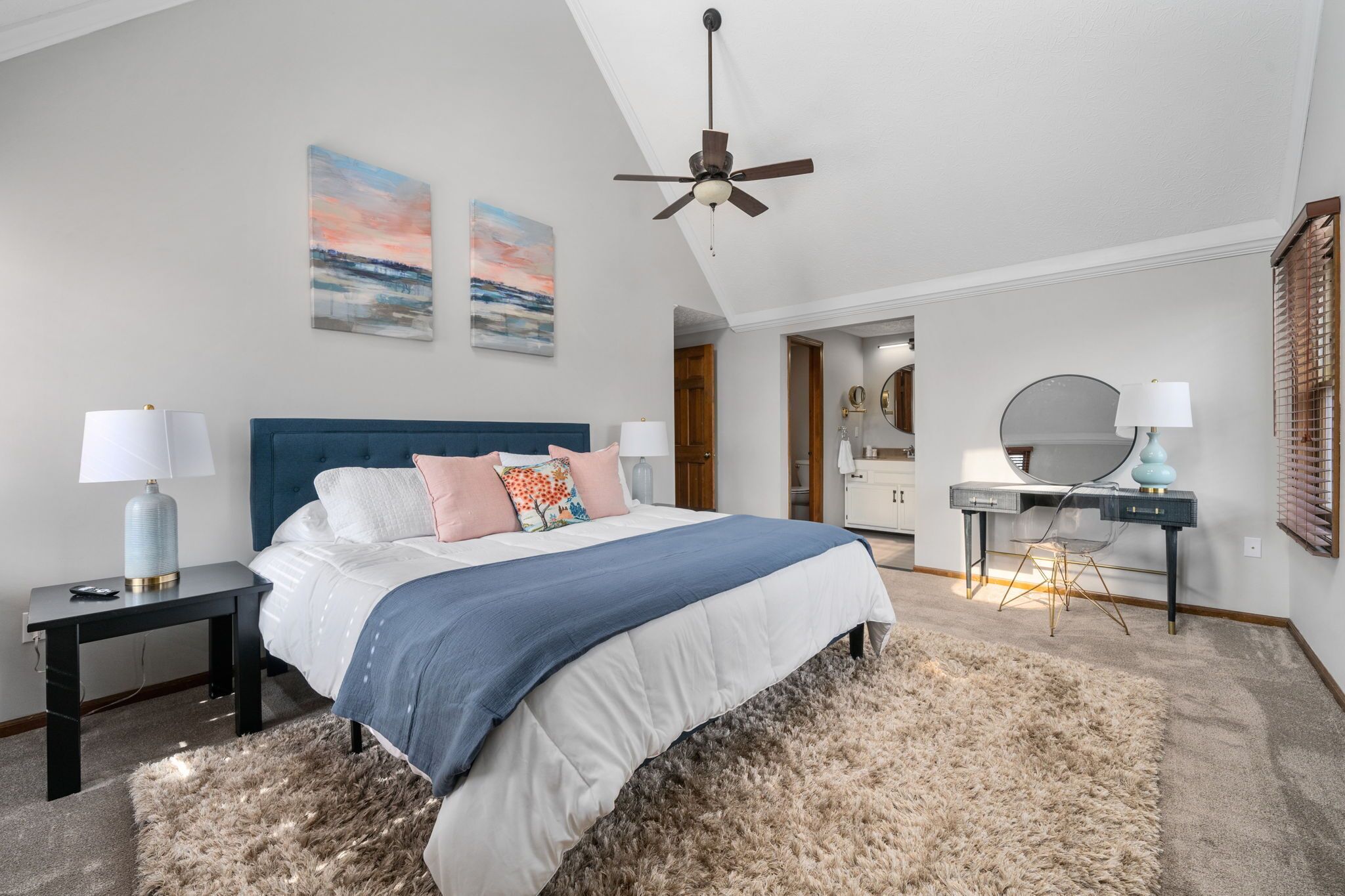 Charming townhouse , 1 mile from OSU & Downtown in VIBRANT Short North District.